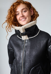Leah Jakke, Sort