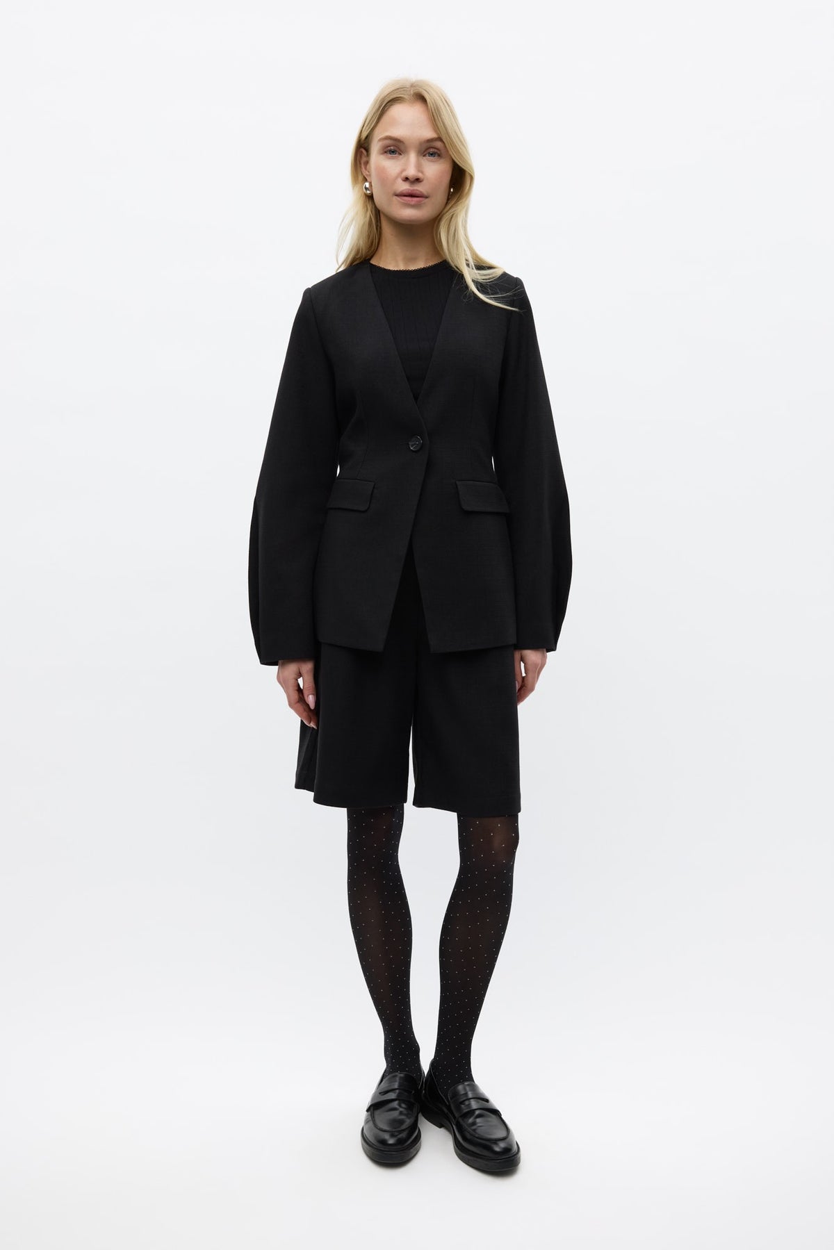 Raye Blazer, Sort
