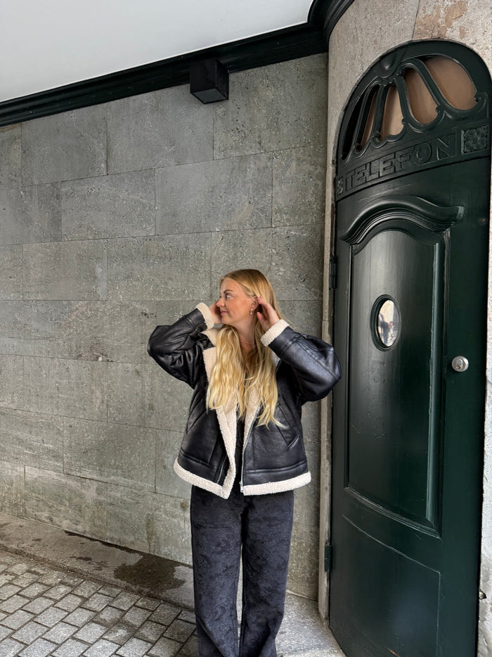 Leah Jakke, Sort