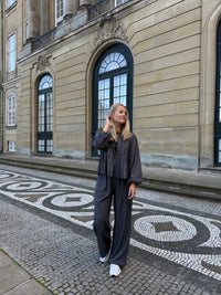 Fiona Bukser, Grå