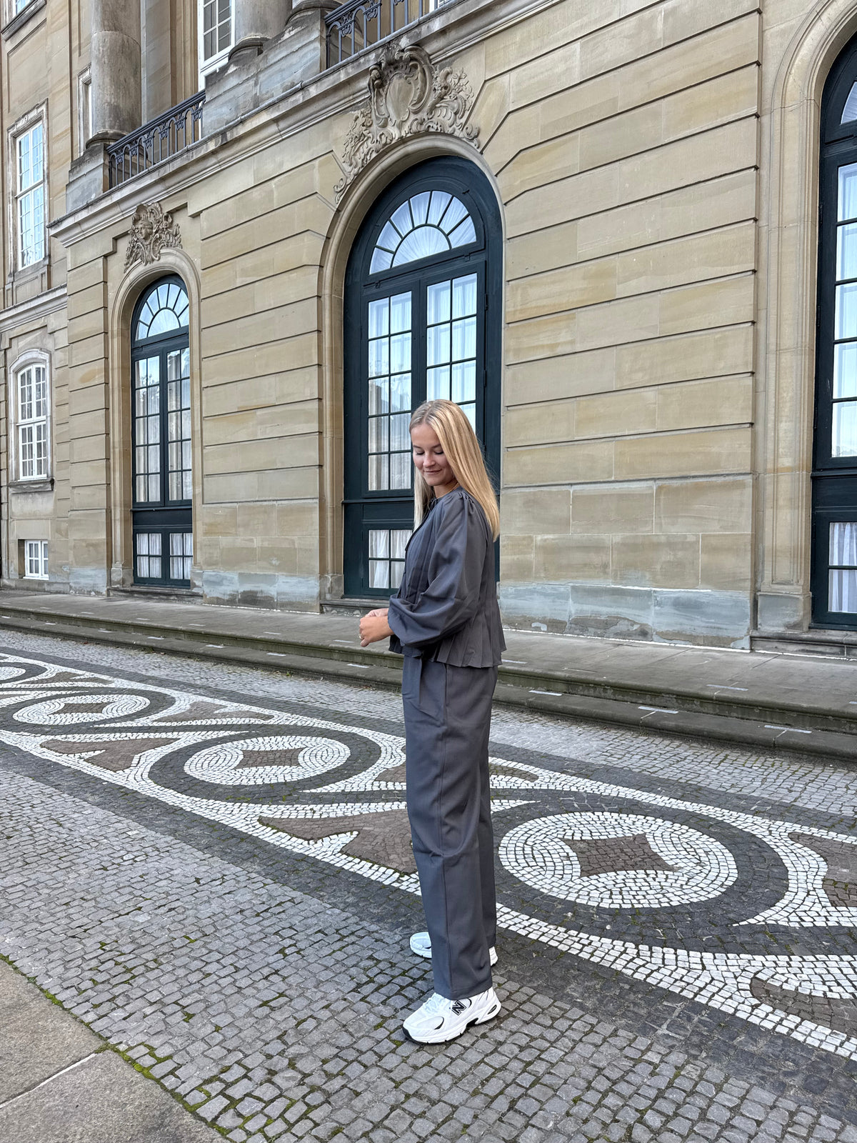 Fiona Bukser, Grå