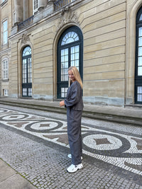 Fiona Bukser, Grå