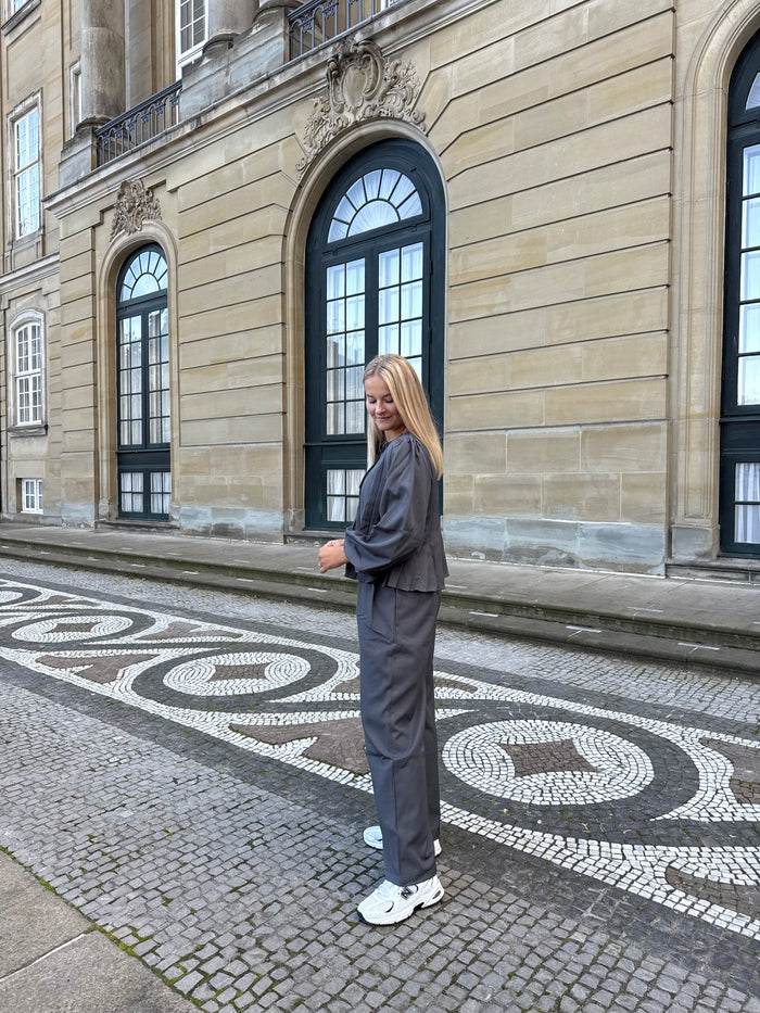 Fiona Bukser, Grå
