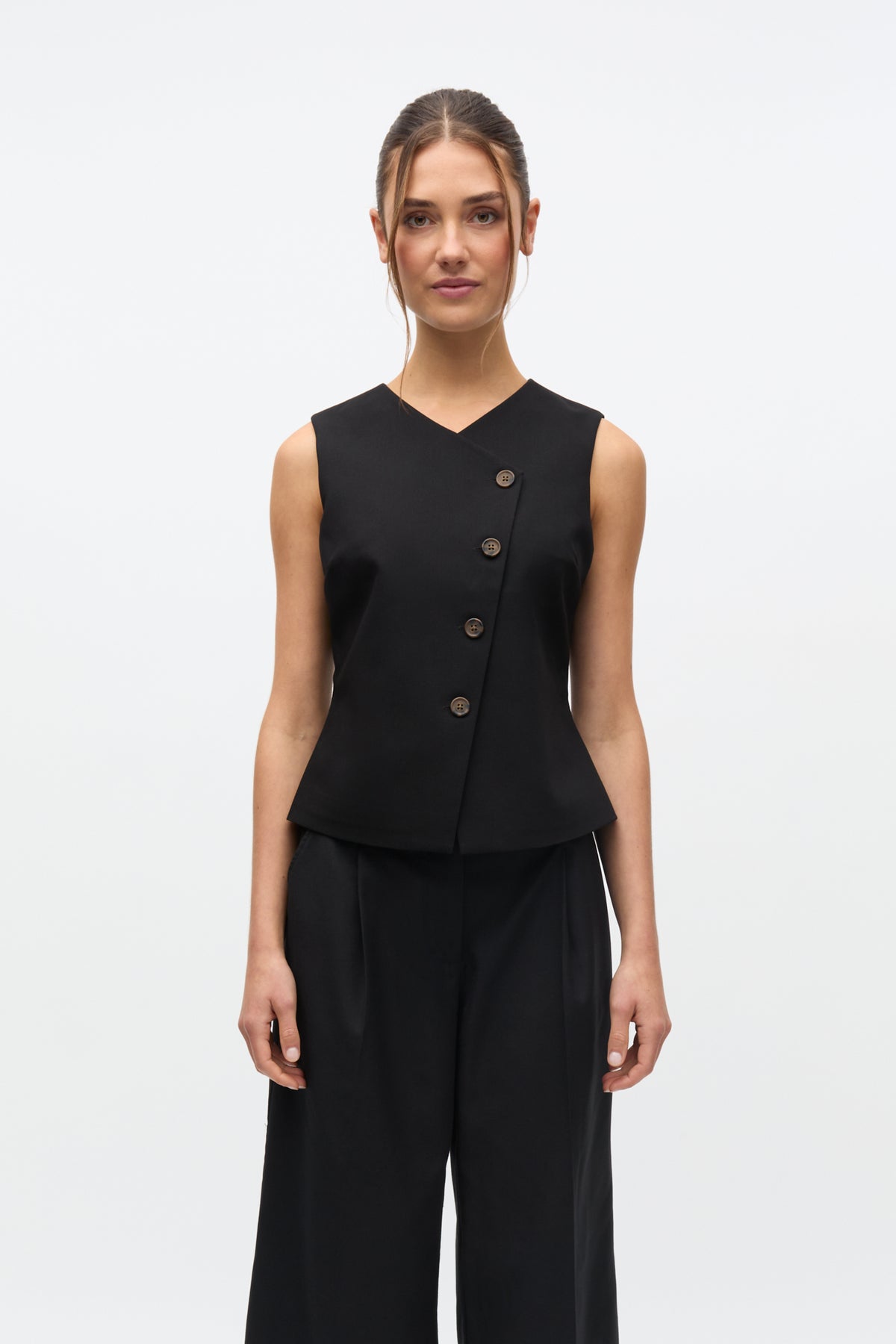 Mathilde Vest, Sort