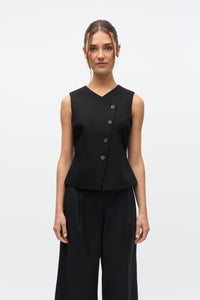Mathilde Vest, Sort