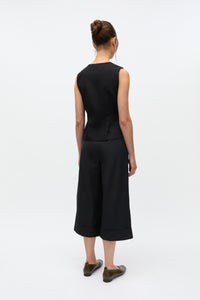Mathilde Vest, Sort