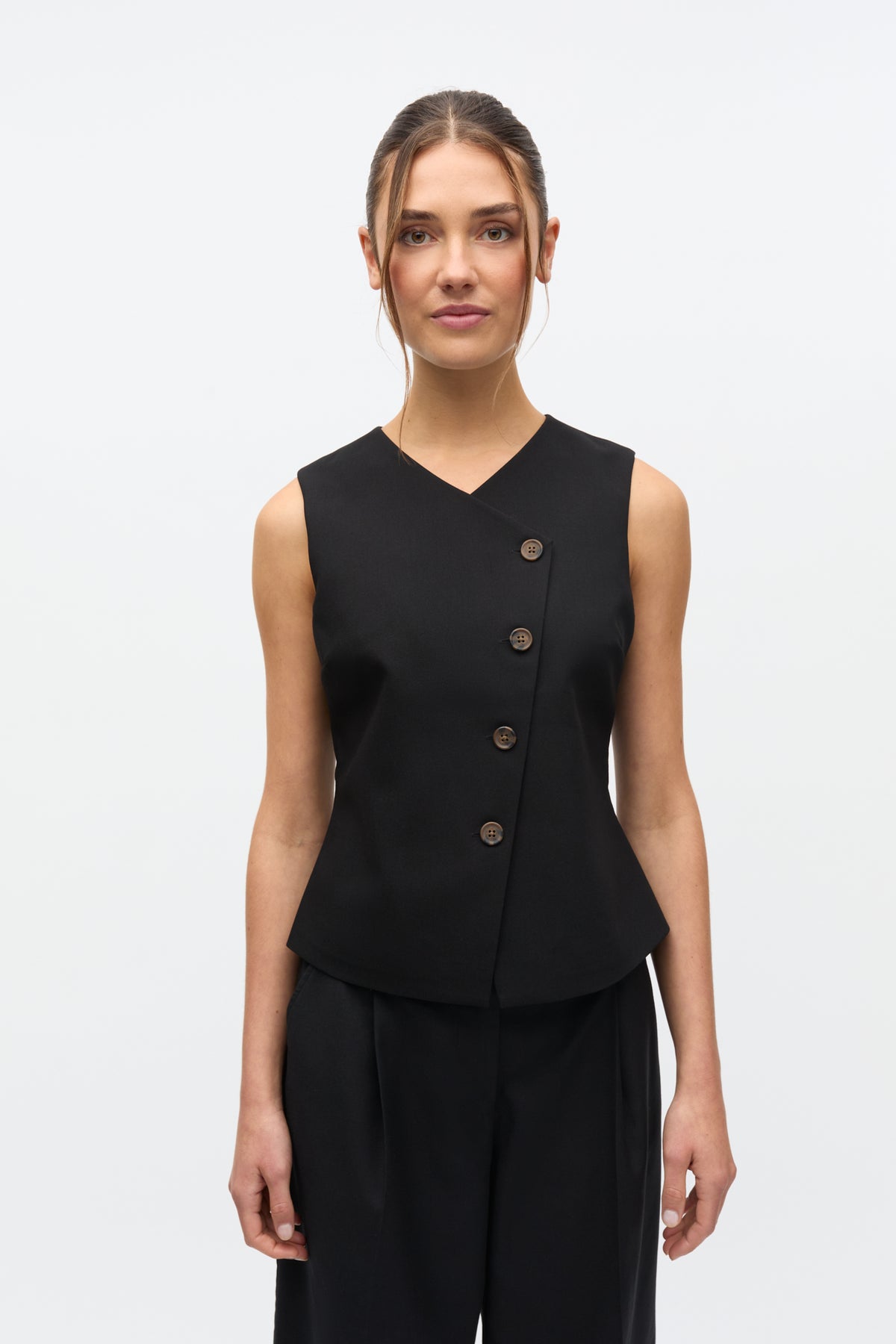Mathilde Vest, Sort