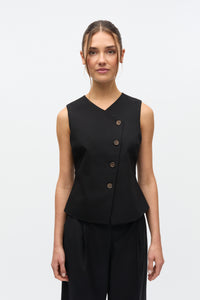 Mathilde Vest, Sort